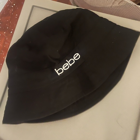 BEBE bucket hat 🖤